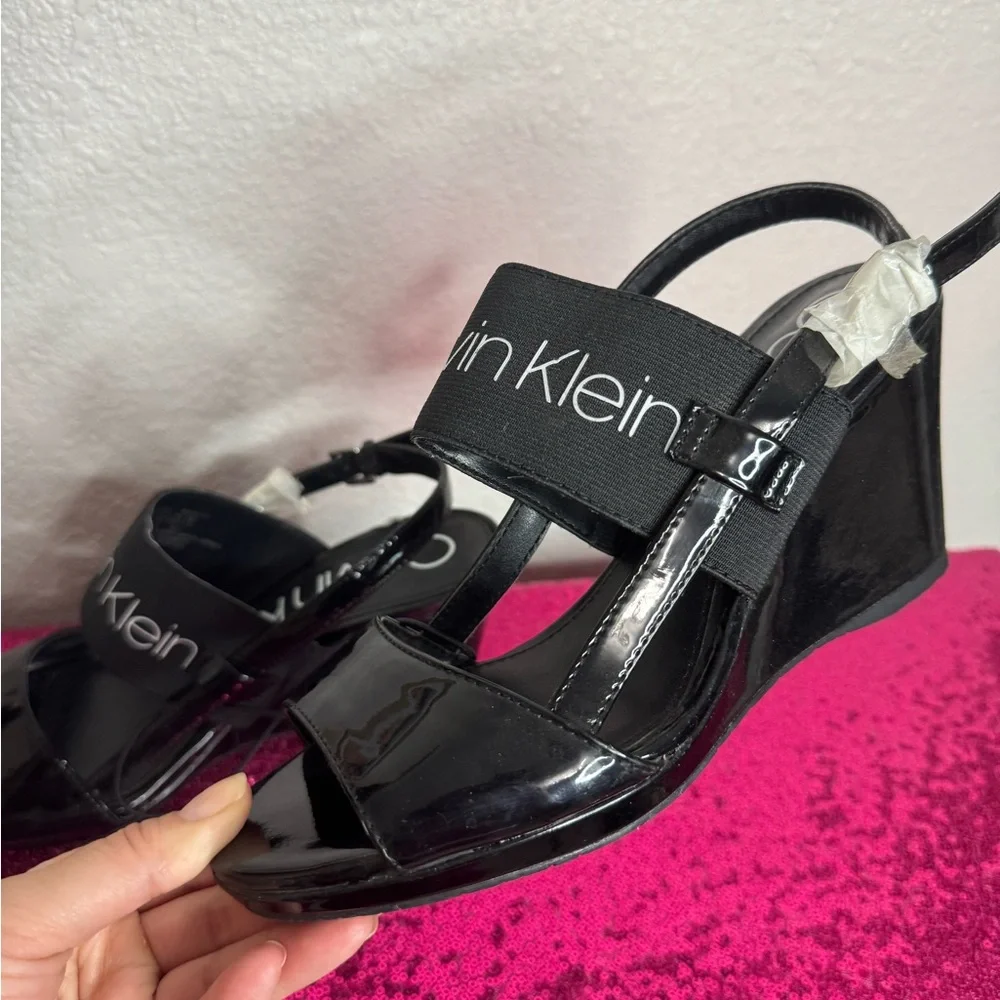NEW 🖤 CALVIN KLEIN Black Patent Logo Elastic Wedge Sandals (Women’s Size 8) - Picture 4 of 13